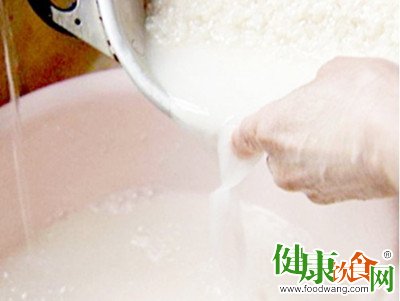 淘米水的4個實用妙用：清潔、煮飯與更多用法