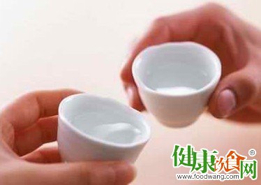 冬天喝酒暖身是假象：血管扩张让身体更冷