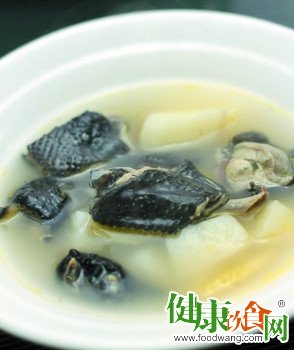 冬日滋補佳選：山藥枸杞炖烏雞湯