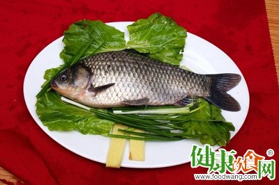 冬季吃鲫鱼美魚功效佳：營養價值與食療作用