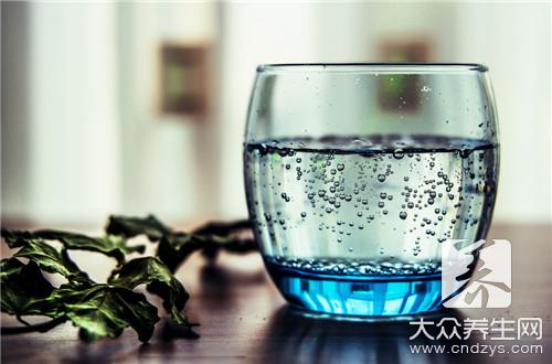 晨起喝蜜水、晚补水:科学饮水养生法解析