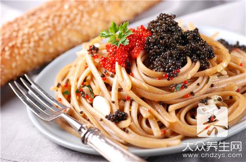 喝酒配這些菜就是在玩命！7類禁忌食物及後遺症解析