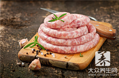 烤肠暗藏健康风险:劣质原料与过量添加剂的危害