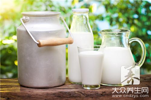 喝牛奶加檸檬汁的影響：為什麼會結塊？