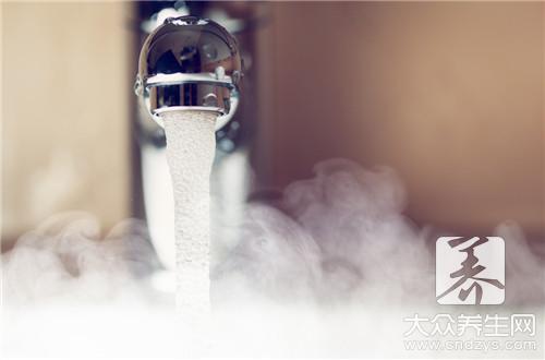 運動後不能立即洗熱水澡的原因與正確做法