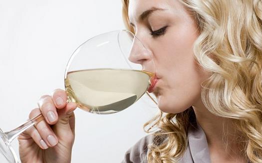 女人應酬喝酒護身術：飲前、飲中、飲後防醉與解酒食譜