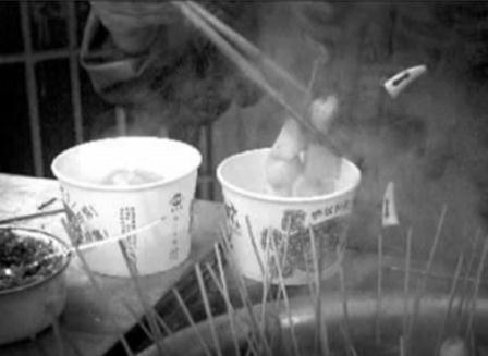 街邊小吃一次性紙碗質量堪憂 熱水一沖便漏洞