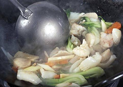 炒菜要不要盖锅盖?正确烹饪方式解析