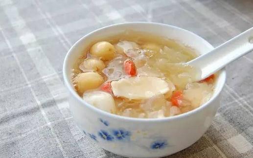 秋冬季養血潤燥私房藥膳方:腔骨萸湯、百合大棗粥與甘麥雙棗飲