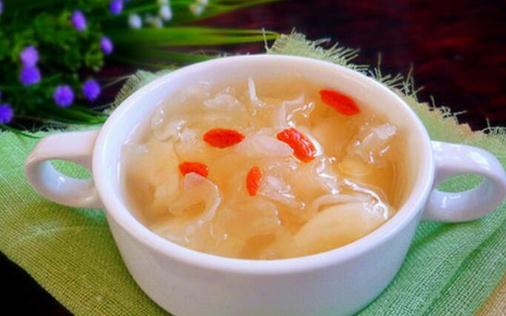 清新花卉食療方:玫瑰雞翅、茉莉銀耳湯與槐花雞蛋餅