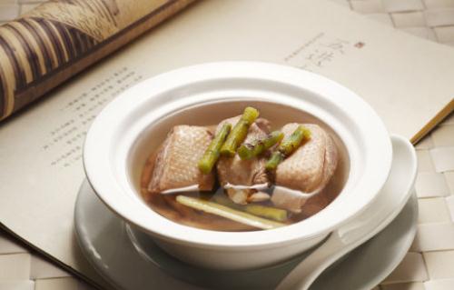 季節交替胃不適？石斛炖豬瘦肉滋陰養胃