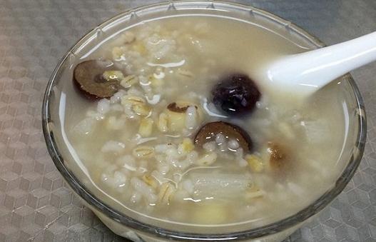 如何對抗消化不良：飲食療法與養生食譜