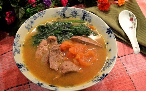 番茄猪肝瘦肉汤:明目养血的家常美味