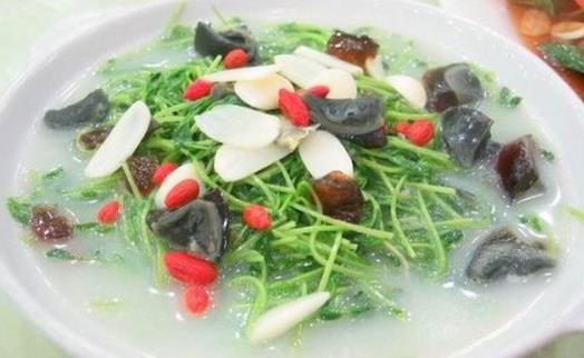 夏日靓湯：馬齒苋蒜頭皮蛋湯