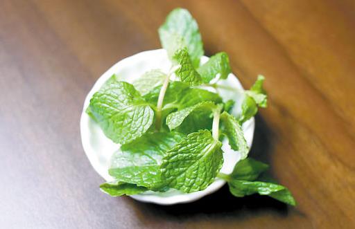10大潔牙食療方：綠茶、洋蔥等天然食材護齒法