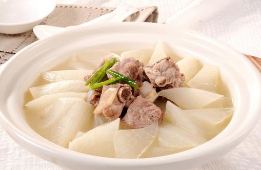 冬季养生多喝萝卜汤：营养功效与实用食谱