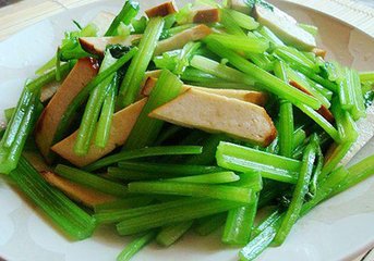 缺钙怎么办?芹菜炒鸡胸肉是补钙首选
