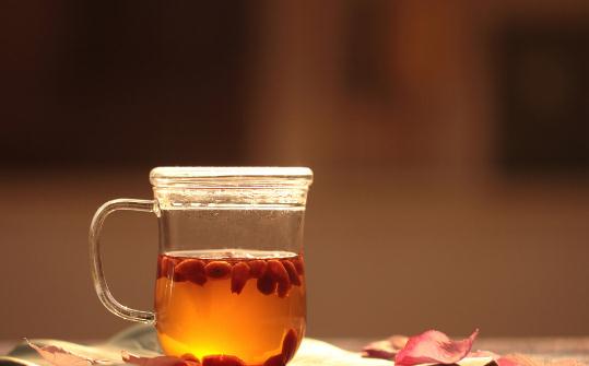 排毒养生茶推荐：菊花茶降血压与6款茶饮