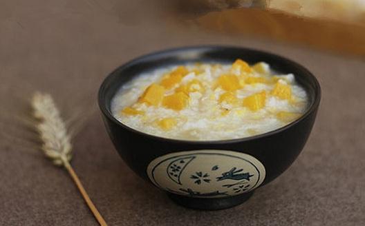 夏季清腸排毒家常菜:花生小米粥