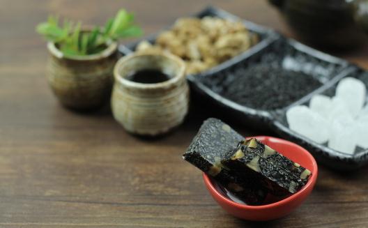 冬季补血食疗:阿胶蜜枣炖鸡与实用食谱