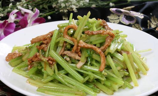 挑選芹菜有技巧:口感與新鮮度選擇指南