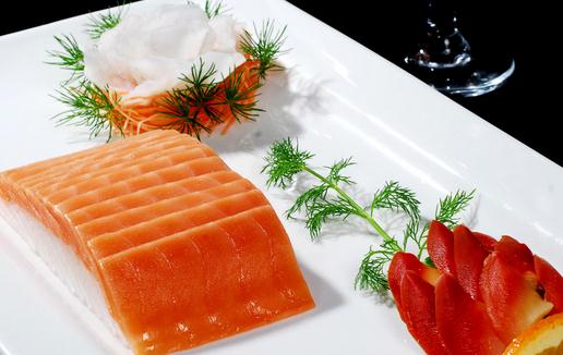 如何挑選優質三文魚：生食與熟食的品質守則