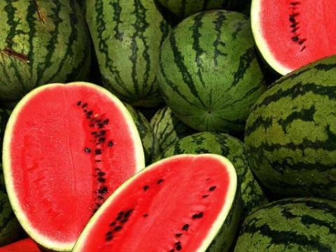 切開西瓜怎麼保存?冰箱存放時間與正確方法
