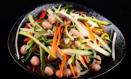 涼拌菜營養真相：夏季清拌菜的利弊與安全食用指南