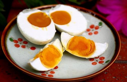 咸鸭蛋的营养价值与食用注意事项