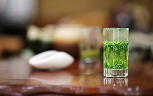 夏季飲綠茶清熱去火:功效、種類與注意事項