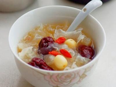 银耳莲子汤的功效与作用