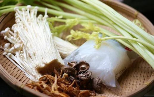 金針芹菜瘦肉湯:消腫利水、提升飽足感