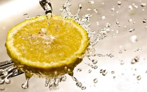 喝檸檬水真的能排毒減肥嗎?看科學解析與正確喝法