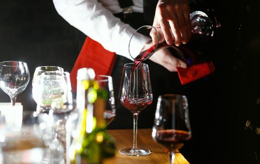 喝紅酒的正確方式：從準備到品嘗的完整指南