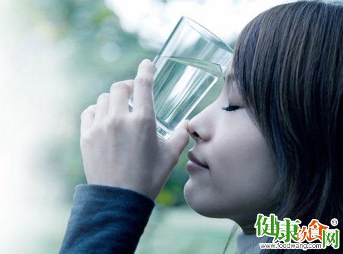 天熱要補水也要防“水中毒”:夏季科學飲水的三大原則