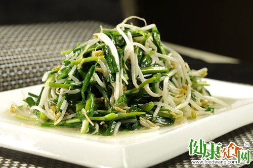 夏日清爽：綠豆芽韭菜拌荞麥面