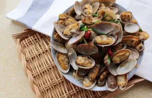蛤蜊清洗妙招:彻底去沙与巧剥肉技巧
