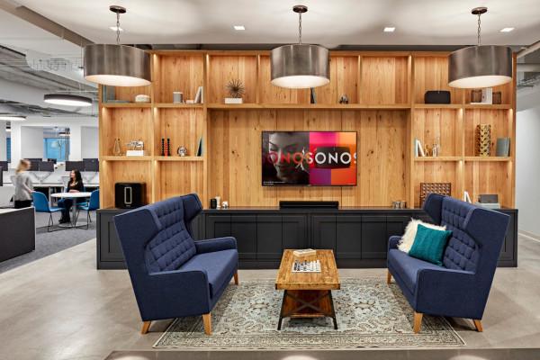 Sonos 波士頓辦事處辦公室裝潢設計：開放式空間搭配綠植牆