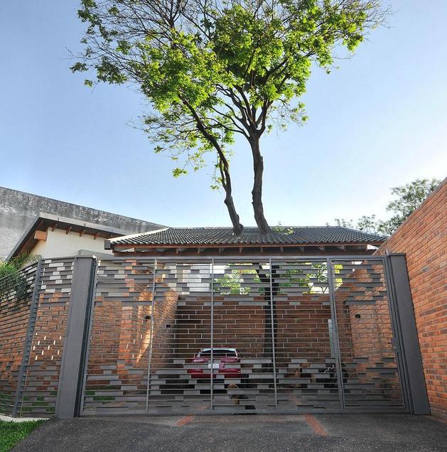 林間別墅的創意建築案例：斜角設計與曲徑通幽的泳池空間