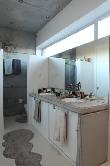 水泥個性衛生間設計:融合自然與禅意的空間呈現
