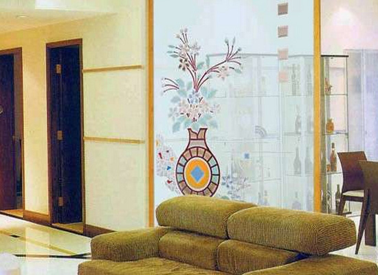 家居客廳使用玻璃隔斷的優點與應用建議