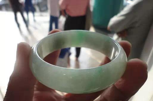 何為「燈下不觀玉」?