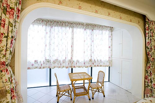碎花壁紙打造自然高雅白色歐式田園美家