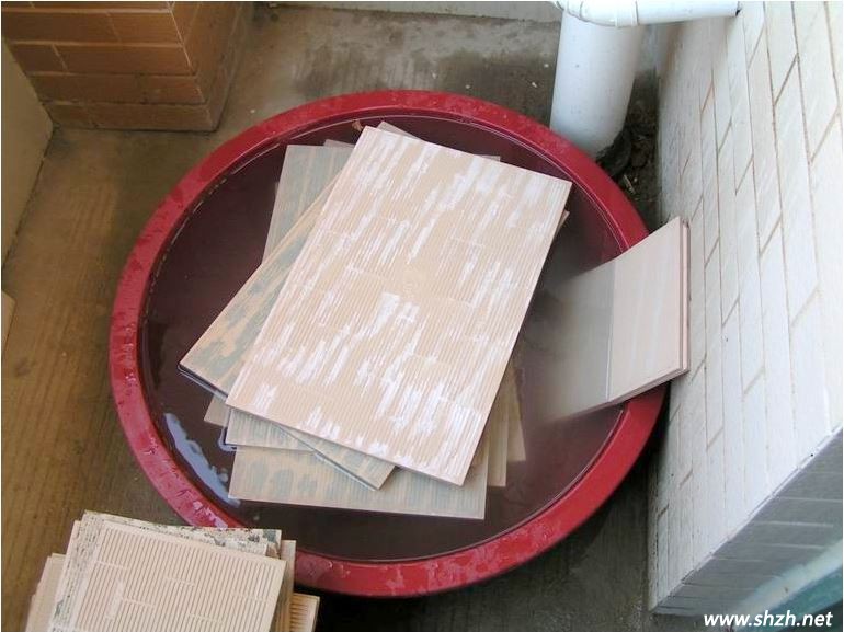 家居瓷磚鋪貼前要泡水嗎?解析為何必須泡水及正確方法