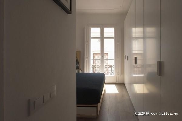 釋放空間:從四房改造為兩室的實用指南