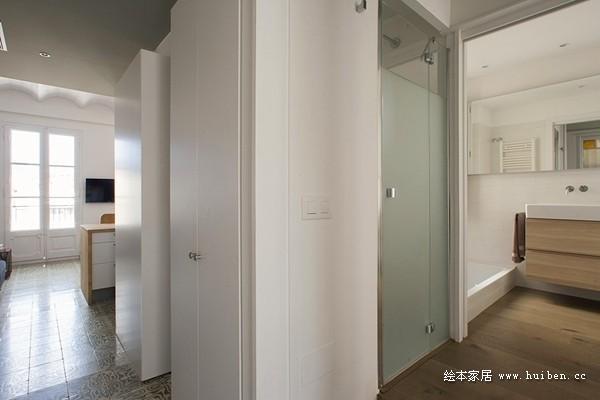 釋放空間:從四房改造為兩室的實用指南
