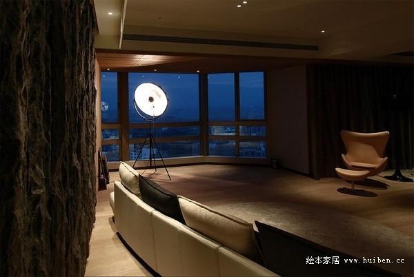 台灣的優雅公寓設計：深棕色調的現代古典空間