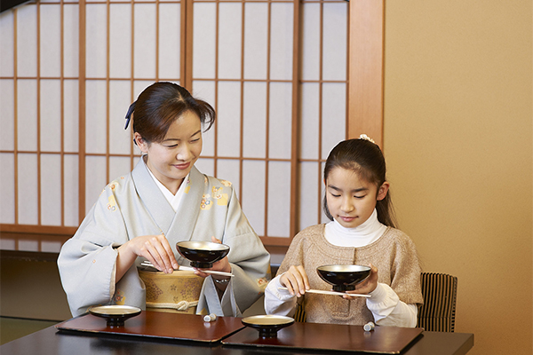 就餐桌禮儀指南：基本禮節與用餐禮貌