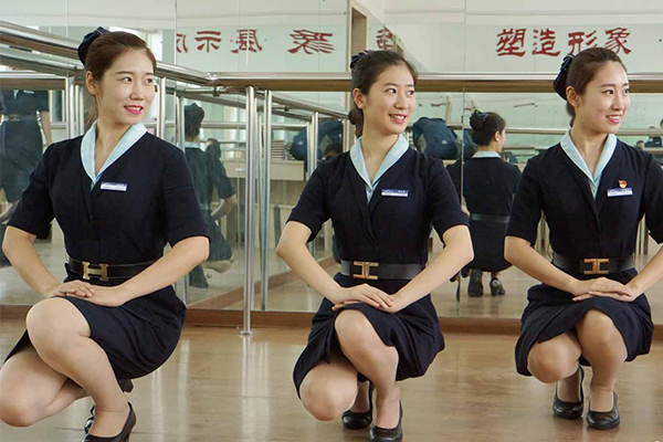 蹲姿的禮儀：正確姿勢與實用技巧