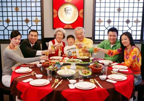 中国人餐桌礼仪详解:座次、餐具与用餐规矩